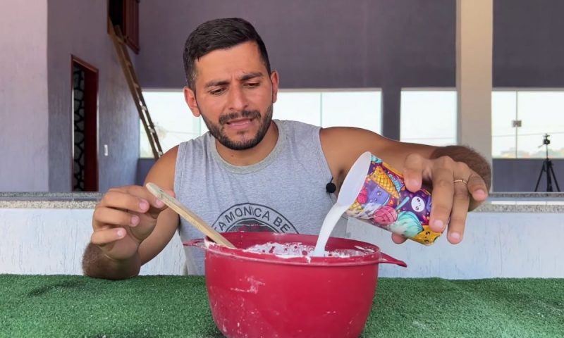 Mistura forma uma tinta espessa que garante telhado seco sempre – Foto: Reprodu&ccedil;&atilde;o