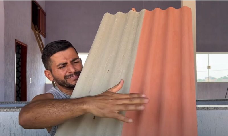 Pedreiro mostra telha com aplicação de impermeabilizante