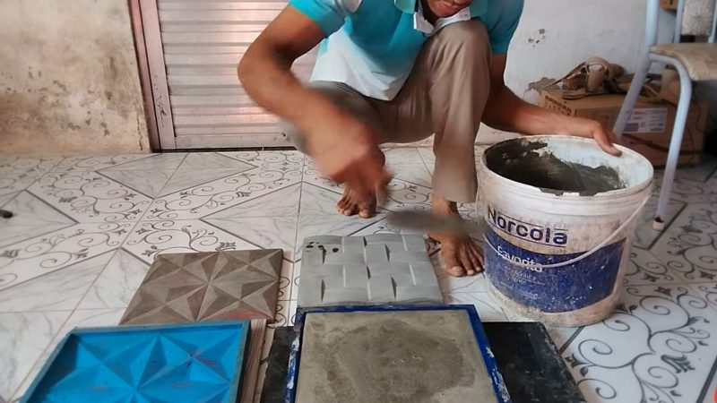 Pedreiro realiza mistura e explica proporção