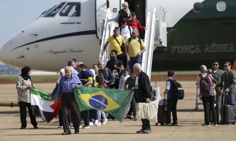 Quatro pessoas repatriadas no &uacute;ltimo voo da FAB t&ecirc;m como destino SC – Foto: Marcelo Camargo/Ag&ecirc;ncia Brasil