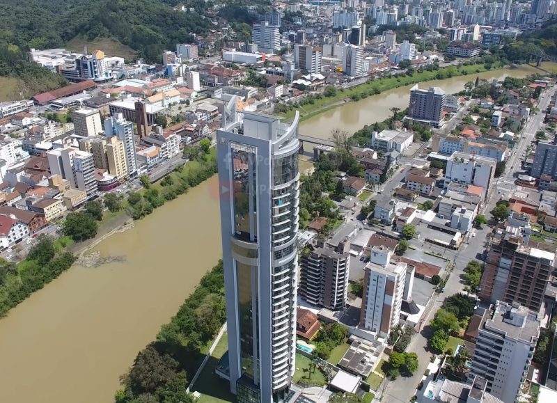 Um dos maiores prédios de Blumenau, o Edifício Grand Trianon, não será demolido