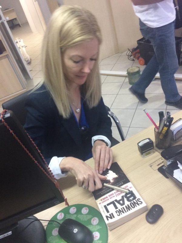 Kathryn Bonella, autora do livro, na sala do delegado Alexandre Kalle em outubro de 2016- Foto: Divulga&ccedil;&atilde;o