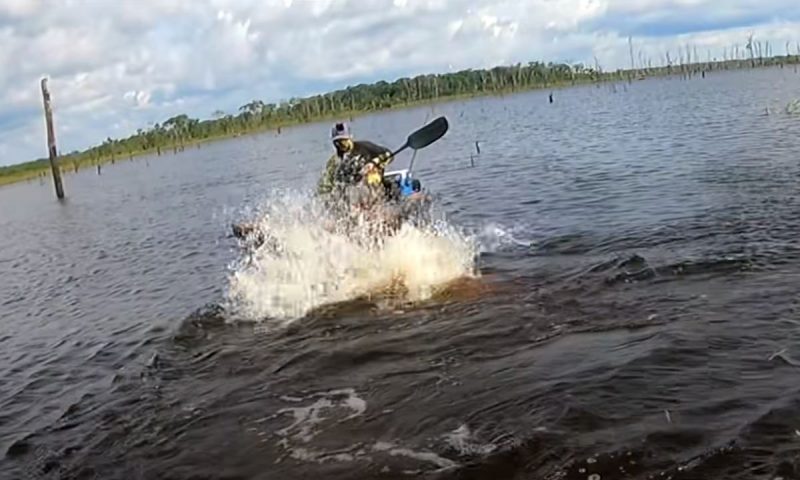 Peixe quase derrubou pescador do caiaque durante a luta – Foto: Reprodu&ccedil;&atilde;o
