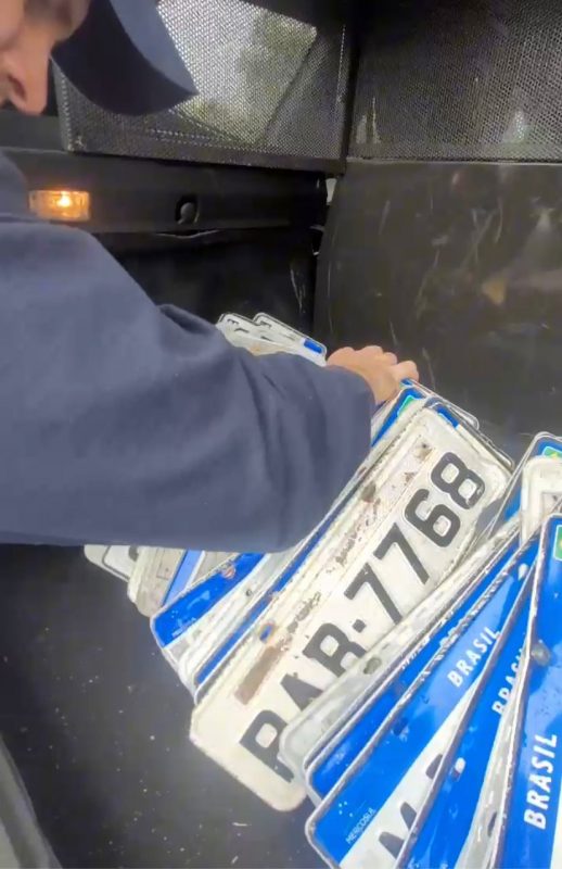 More than 50 license plates discovered during flooding – Photo: Ricardo Pastrana/GMF