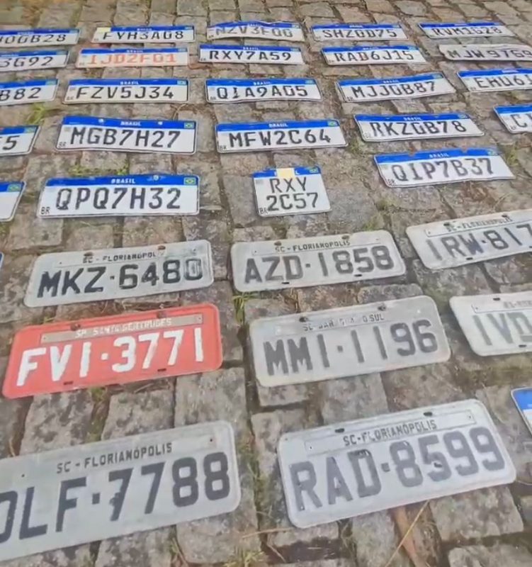 More than 50 license plates were found during the floods in Florianópolis – Photo: Ricardo Pastrana/GMF