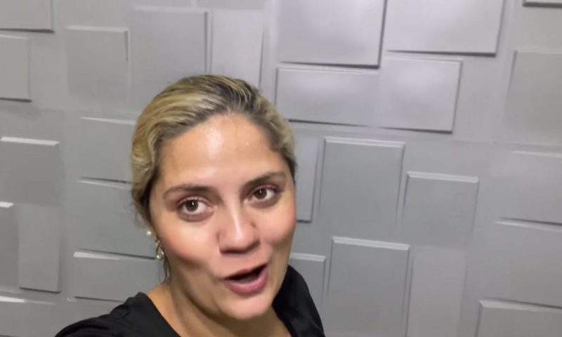 Youtuber dispensou pedreiro e ela mesma meteu a m&atilde;o na massa – Foto: Reprodu&ccedil;&atilde;o