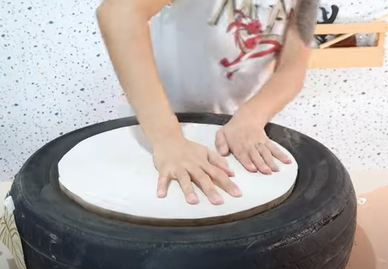 Pneu velho vira mesa de centro em vídeo