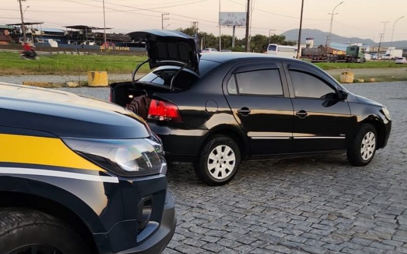 Foto do carro que foi abordado pela Polícia Rodoviária Federal em caso de tráfico de drogas, com o porta-malas aberto