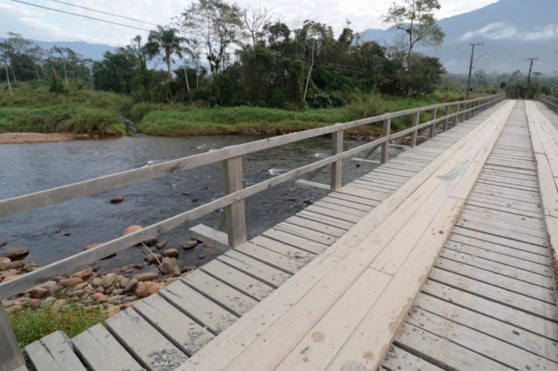 The Pico Bridge crosses the Cubatao River.