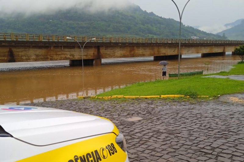 Imagem mostra a situa&ccedil;&atilde;o da ponte por volta das 10h desta sexta-feira – Foto: PMRv/ND
