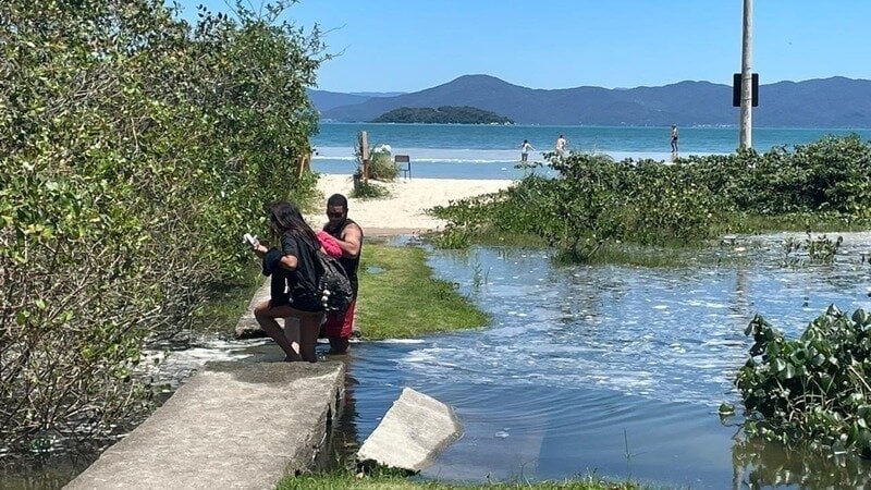 Praia de Florianópolis não tem mais ponte de acesso 