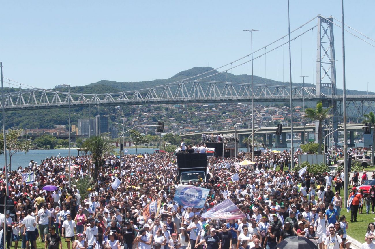 Registro da Marcha para Jesus em Florian&oacute;polis, no ano de 2023, em frente &agrave; Ponte Herc&iacute;lio Luz – Foto: Leo Munhoz/Arquivo ND