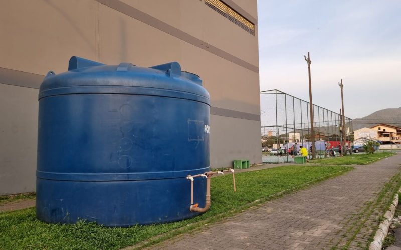 Caixa de água de 20 mil litros instalada em ponto para distribuição de água potável aos moradores