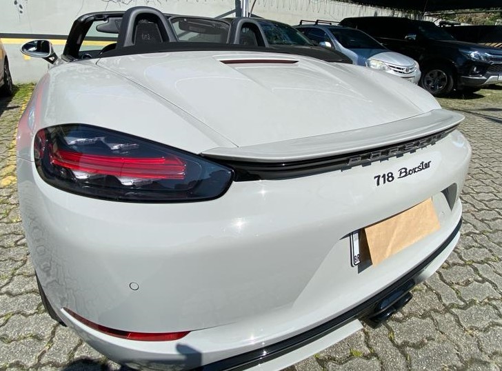 The Porsche Boxster 718 model has a power of 300 hp.  - PF/Disclosure/ND