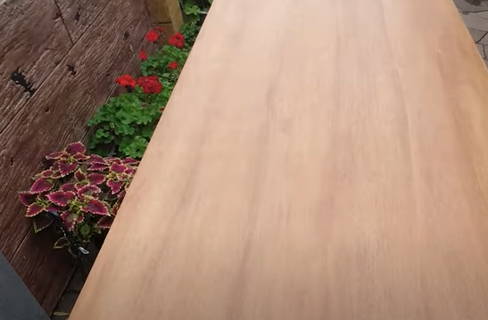 Pedreiro mostra como montar porta