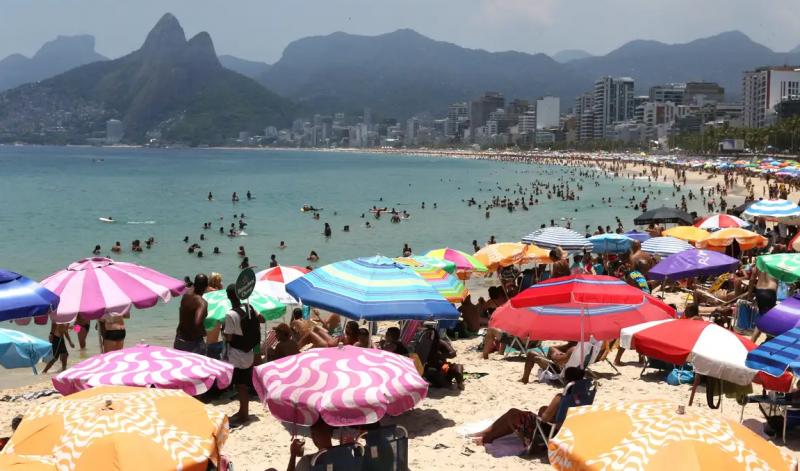 Devido ao calor, praias estão lotadas