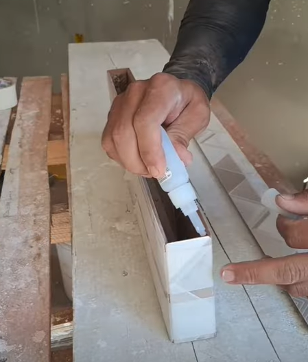 Pedreiro genial mostra um 'faça você mesmo' para prateleira no banheiro com fita crepe