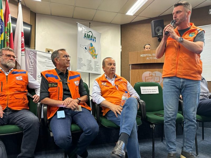 Ministro Waldez Góes visitou as cidades do Alto Vale no sábado (25) para avaliar os estragos causados pelas enchentes 