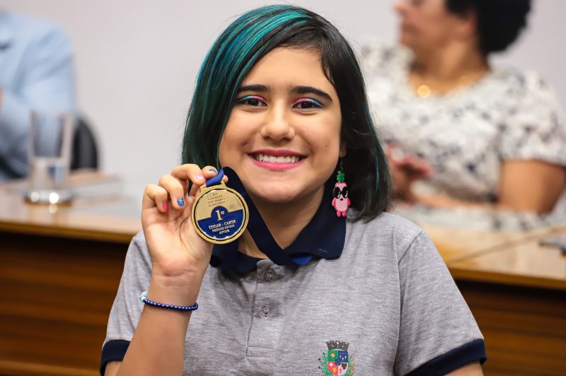 Clara de Souza Medeiros Bogo recebe medalha por vencer a primeira colação na categoria carta no Prêmio Jovem Autor 2023