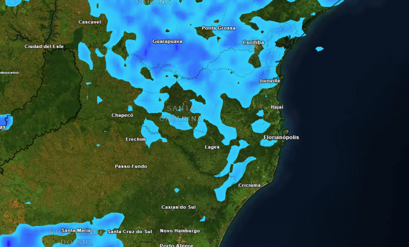 Na imagem de satélite aparece a aproximação de uma frente fria para Santa Catarina