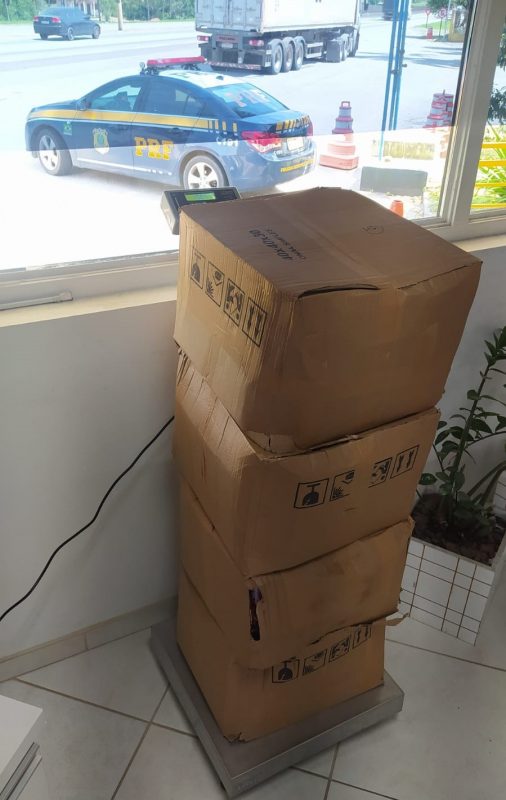 PRF apreendeu mais de cem quilos de maconha.