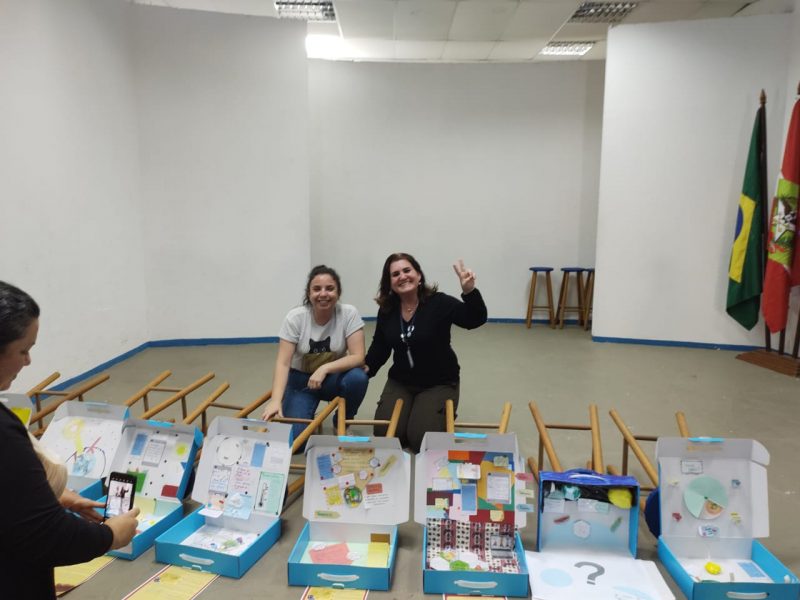 Professoras Sandra e Melissa na formação, onde o projeto do lapbook sobre áreas de conservação foi compartilhado com outros profissionais