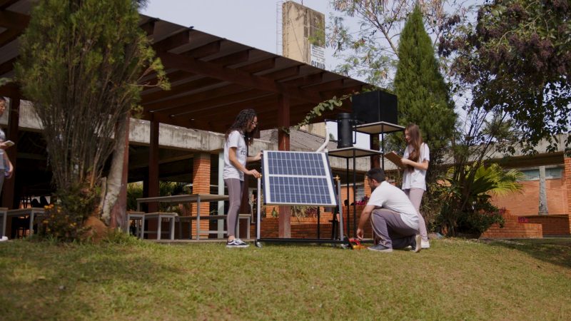 Protótipo desenvolvido pelos estudantes da Cedup de Criciúma usa o resfriamento para melhorar a eficiência das placas fotovoltaicas