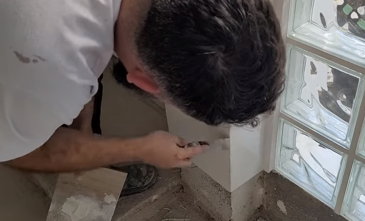 Pedreiro arrumando quina