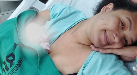 Mãe e recém-nascido sequestrado aparecem deitados em cama de maternidade