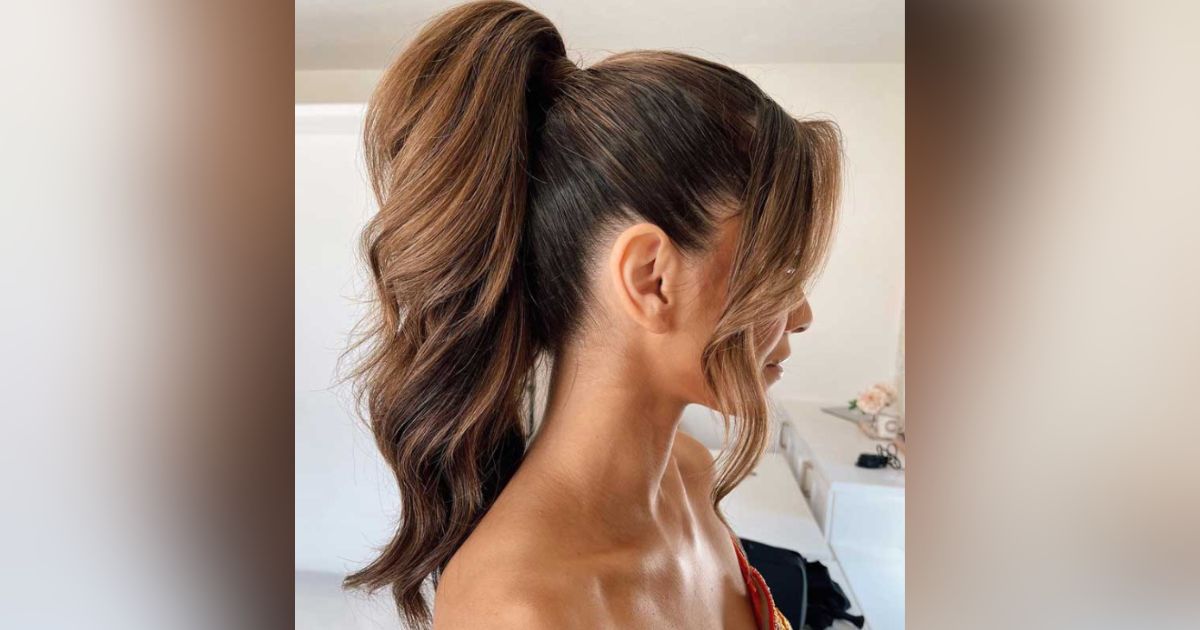 A high, voluminous ponytail is ideal for a more chic and modern look.  Use a volumizing spray to add volume to your hair before tying it up.  Afterwards, enjoy a full and stylish ponytail - We Fashion Trends/Facebook/Reproduction/ND