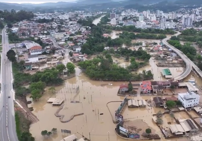 Rio Itajaí-Açu estava em 8,41 metros no início da manhã desta terça-feira (21), após pico da enchente - Foto: Rafael Dell Antonia/Divulgação/ND