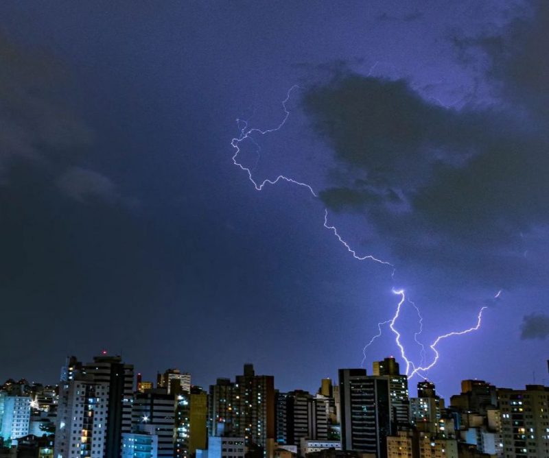 Fotógrafo capturou raio em formato do mapa do Brasil 