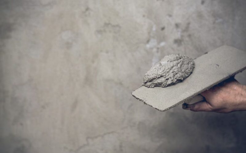 Imagem ilustrativa de reboco sendo feito em parede