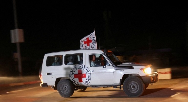 Reféns liberados pelo Hamas são socorridos pela Cruz Vermelha