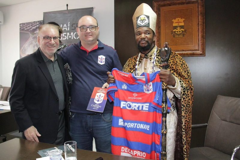 Rei de Angola visita Itajaí e posa ao lado do diretor de cultura e do prefeito Volnei Morastoni