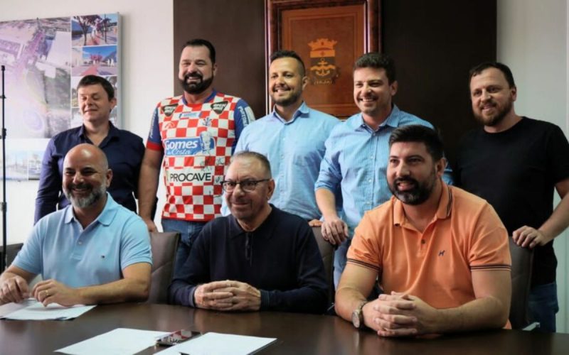 Representantes do Marc&iacute;lio Dias assinaram acordo de uso de terreno com o prefeito de Itaja&iacute;, Volnei Morastoni – Foto: Divulga&ccedil;&atilde;o/Marc&iacute;lio Dias