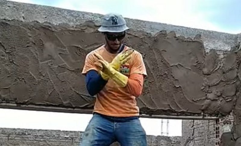 Pedreiro dançando vapo vapo em cima da tábua viraliza na web