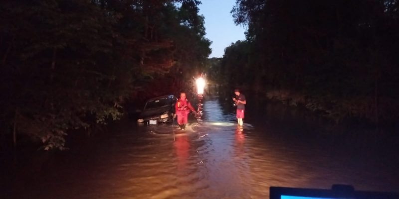Homem foi resgatado pelos bombeiros 