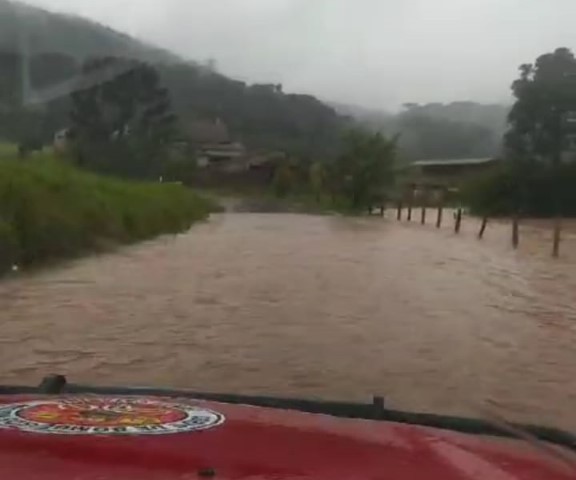 Bombeiros tentam resgatar ilhados em São José do Cerrito
