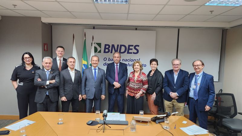 Na foto aparece o governador de Santa Catarina, Jorginho Mello acompanhado do presidente do BNDES com assessores e secretários de Estado.