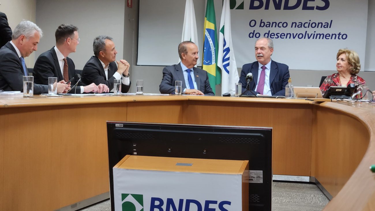 Na foto aparece o governador Jorginho Mello conversando com o presidente do BNDES acompanhado de secretários e assessores para tratar de assuntos das rodovias catarinenses.