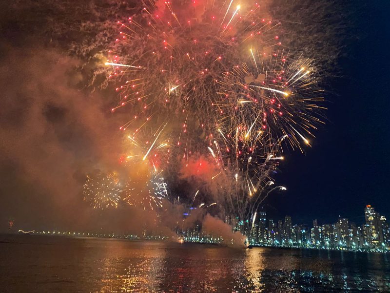 Imagem mostra fogos de artifício no Réveillon em Balneário Camboriú 