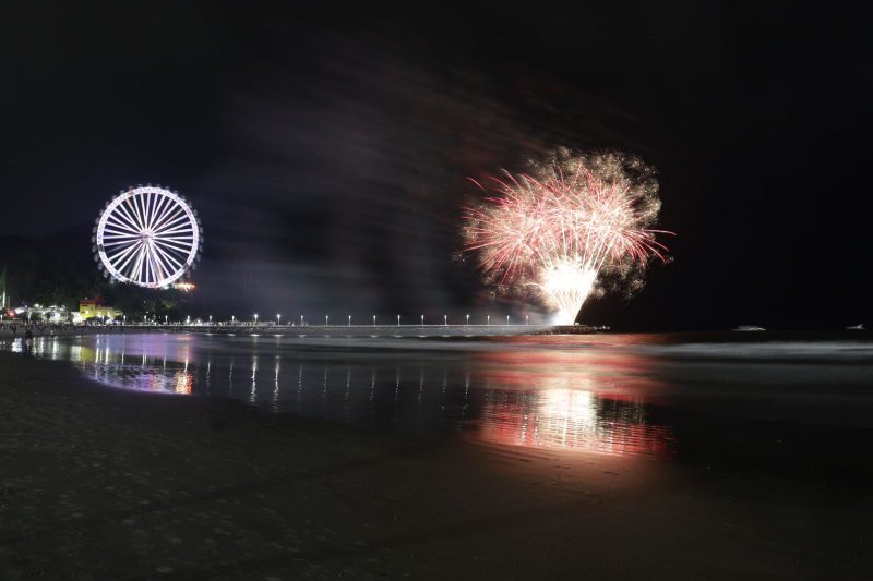 Foto mostra último teste de fogos feito em Balneário Camboriú