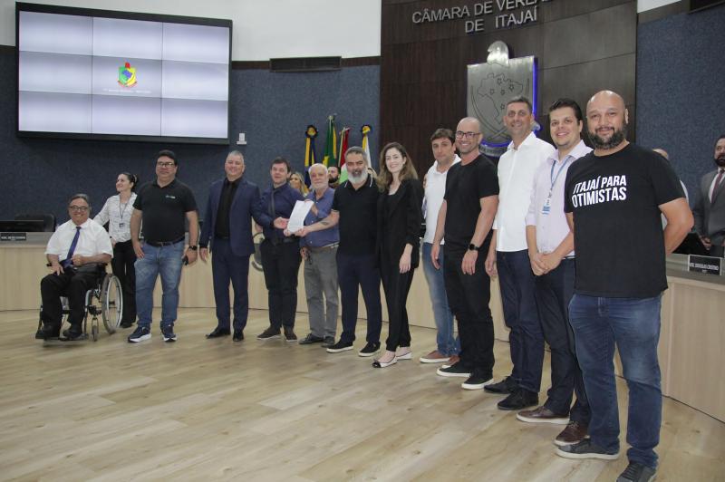 Corpo técnico do Plano Diretor de Itajaí reunido em entrega do planejamento à Câmara de Vereadores