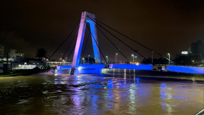 Foto da ponte estaiada em Brusque mostra nível do rio
