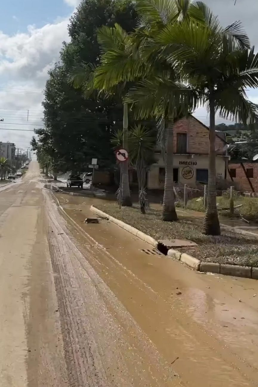 Ruas de Rio do Oeste voltaram a ter trafegabilidade somente nesta terça-feira (21) - Prefeitura de Rio do Oeste/Divulgação/ND