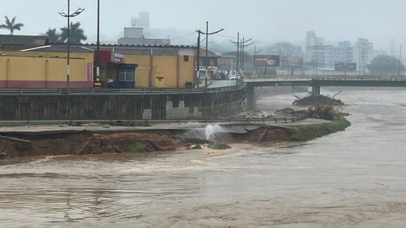Imagem mostra adutora de água vazando ao lado do rio Itajaí-Mirim