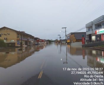 Principal rua de Rio do Oeste volta a ficar alagada