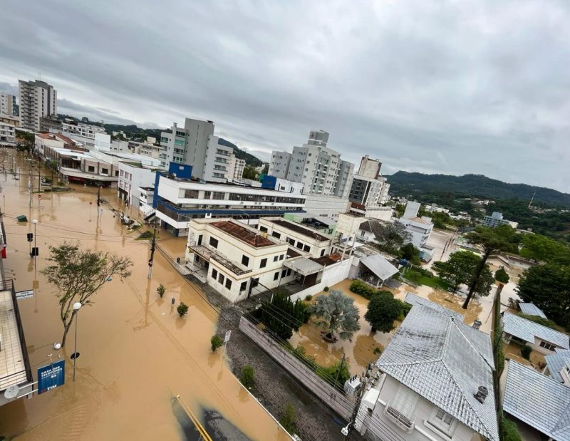 Nível do rio Itajaí-Açu atingiu 11,91 metros e região central de Rio do Sul está alagada 