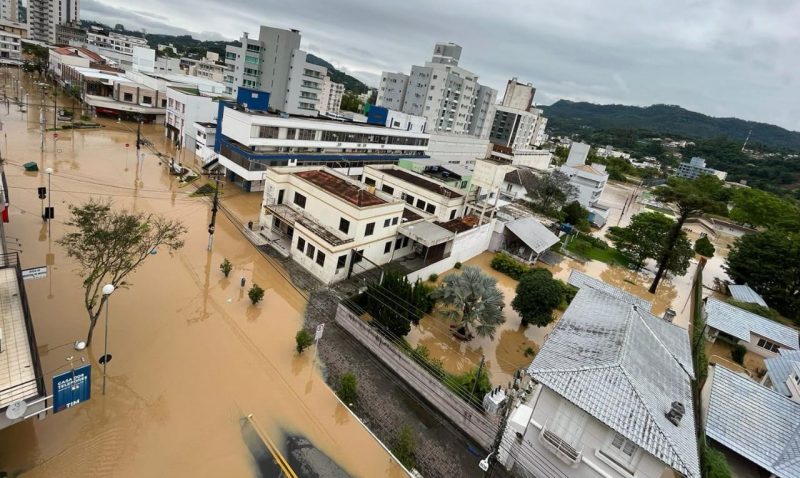 Badesc analisa crédito - Na foto, várias casas aparecem submersas em águas de enchente em Santa Catarina